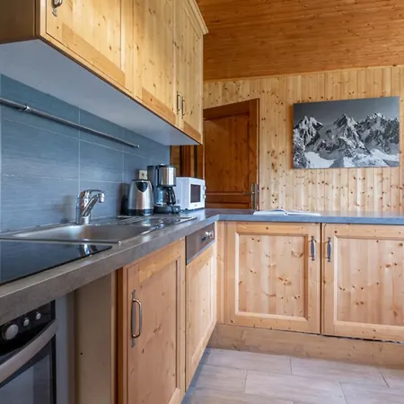 Overlooking The Mont Blanc Range Апартаменты *